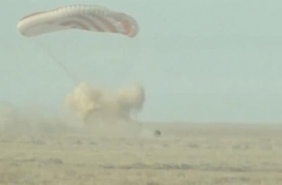 Tres astronautas regresan con éxito a la tierra desde la EEI