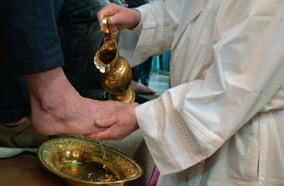 El papa Francisco lava los pies a doce reclusos en Roma