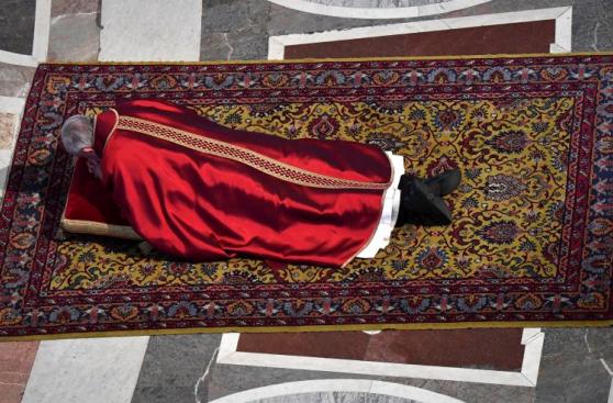 Papa Francisco ora postrado recordando la muerte de Cristo
