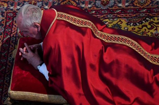 Papa Francisco ora postrado recordando la muerte de Cristo