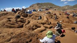 Semana Santa: Bolivianos y peruanos crean esculturas de arena
