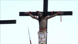 Procesiones y crucifixiones reales en festejos de Viernes Santo