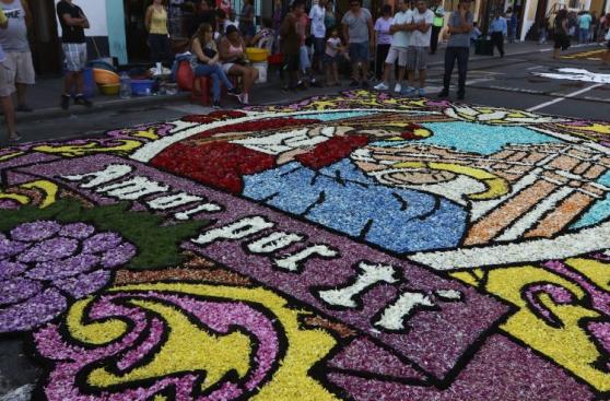 Surco realizó concurso de alfombras florales por Semana Santa