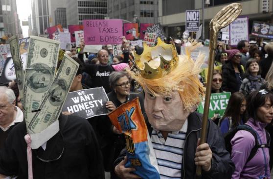 Cientos exigen que Trump muestre sus declaraciones de impuestos