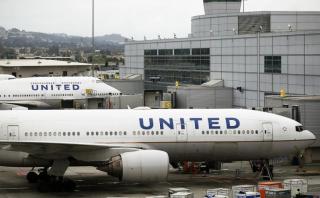 United Airlines bajó del avión a pareja que viajaba a su boda