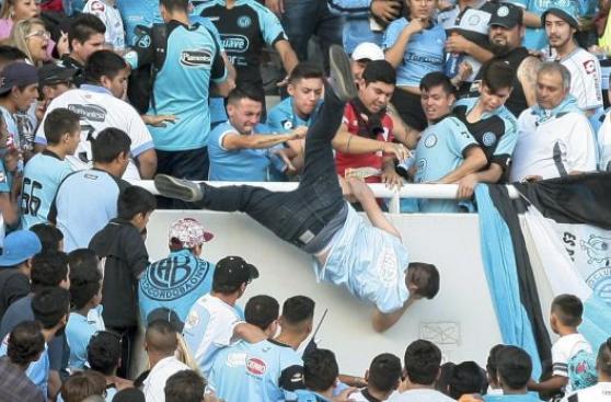 Argentina de duelo: muere hincha que fue arrojado desde tribuna