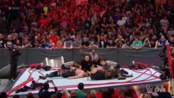 WWE: Braun Strowman destrozó el ring con superplex al Big Show