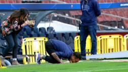 Dani Alves besó el escudo del Barcelona en césped del Camp Nou
