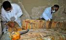 Descubren 8 momias y figuras funerarias en tumba de Egipto