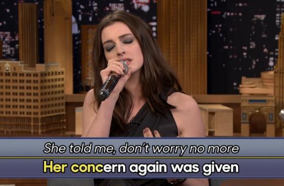 Anne Hathaway cantó con letras traducidas por Google Traductor
