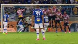 Christian Cueva participó en tanto de Cruzeiro desviando balón