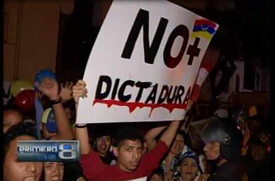 Venezolanos protestan contra Maduro ante embajada de su país
