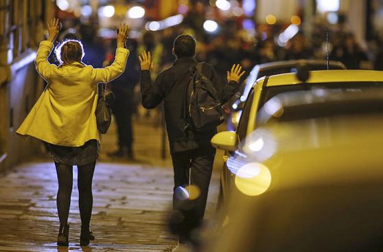 Alerta máxima en París por ataque terrorista en Campos Elíseos