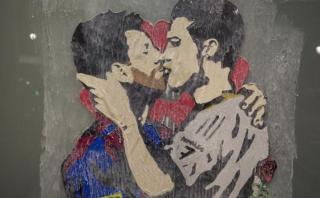 Un grafiti de Messi y Ronaldo besándose causa furor en España