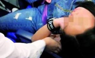 China: pasajeros olvidaron a su hija en el avión