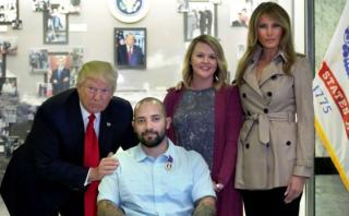 Trump y su esposa visitan hospital de veteranos de guerra