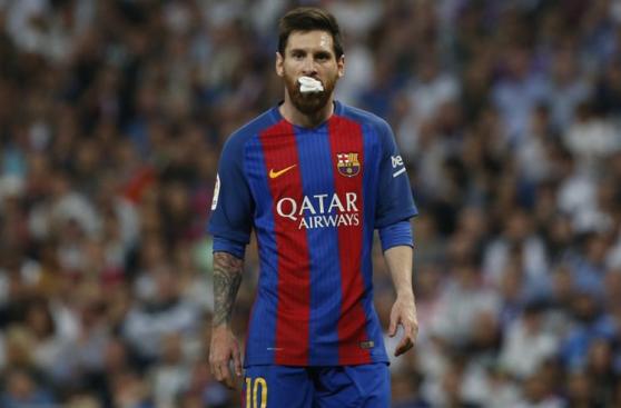 Lionel Messi jugó con algodón en la boca por unos minutos