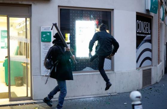 Francia: Antifascistas chocan con la policía tras elecciones