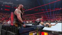 WWE Raw: Braun Strowman fue metido al basurero por Kalisto