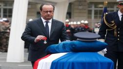 Francia honra al policía asesinado en los Campos Elíseos
