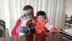 Familias de bebes cambiados al nacer exigen pago de reparación