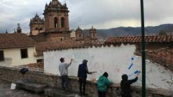 Cusco: turistas limpian pintas que hicieron en centro histórico