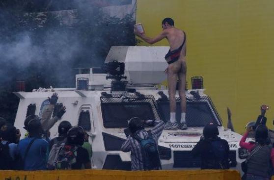Venezuela: El 'Opositor desnudo' llama "acomplejado" a Maduro