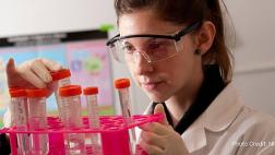 Zuckerberg pacta alianza con laboratorio para potenciar bioRxiv