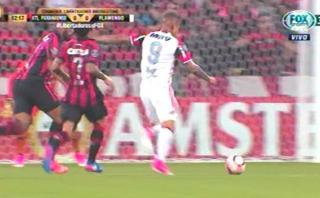 Paolo Guerrero casi regala un golazo en la Copa Libertadores