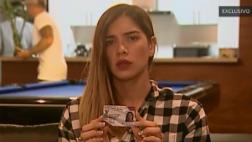 Korina Rivadeneira mostró su carné de refugiada en el Perú