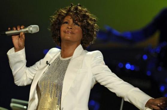 Documental explora romance de Whitney Houston y su mejor amiga