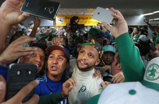 Felipe Melo fue recibido como héroe por hinchas de Palmeiras