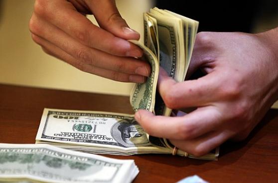 Precio de dólar cae 3,3% en primeros cuatro meses del año
