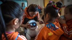China: robots cuidan al ser humano desde infancia a la vejez
