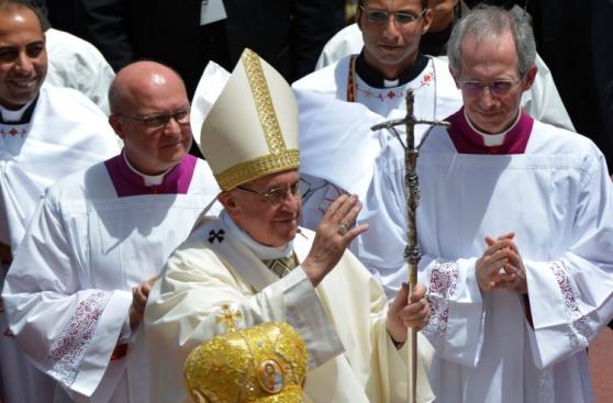 El papa Francisco se despide de Egipto rodeado de miles