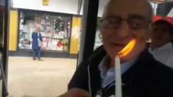 YouTube: Chofer de bus sorprende a pasajero por su cumpleaños