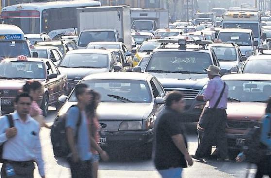 Casi un cuarto de limeños pasa dos horas al día en el tráfico