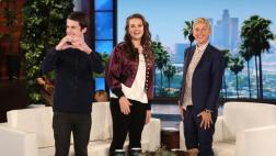 Katherine Langford se emociona con regalo de Ellen DeGeneres