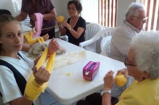 Surco: abuelas y escolares tejerán prendas para damnificados