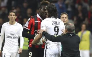 Balotelli y Cavani tuvieron fuerte discusión durante un partido