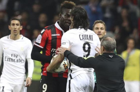 Balotelli y Cavani tuvieron fuerte discusión durante un partido
