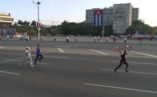 Cuba: Hombre es detenido por sacar bandera de EE.UU. en desfile