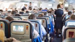¿Por qué las aerolíneas sobrevenden pasajes?