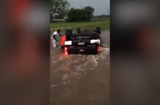 Impactante rescate de bebe y su familia atrapada en pick up