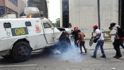 Venezuela: Graban en video a tanqueta atropellando a opositores