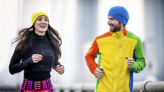 ¿Me debo desabrigar al correr cuando cambia el clima?