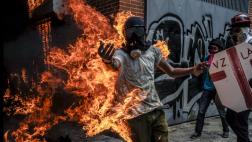 Venezuela: Un manifestante envuelto en llamas durante protesta