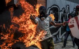 Venezuela: Un manifestante envuelto en llamas durante protesta