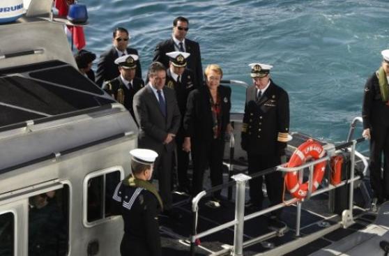 El tropezón de Bachelet que casi le hace caer al mar