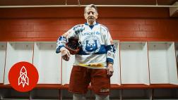 Con 95 años Mark es el jugador de hockey más viejo del mundo